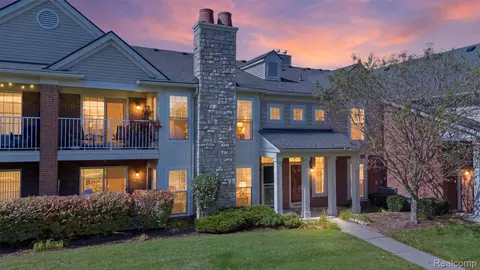 28259 Oakmonte Cir E, Lyon, MI 48165