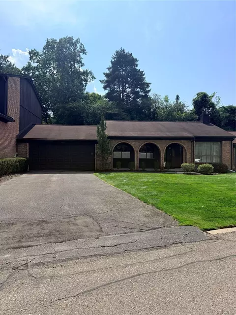 2053 Burgundy St, West Bloomfield, MI 48323