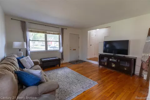 Living - 1984 Graefield Rd, Birmingham, MI 48009 photo 3 of 3