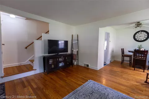 Living - 1984 Graefield Rd, Birmingham, MI 48009 photo 2 of 3