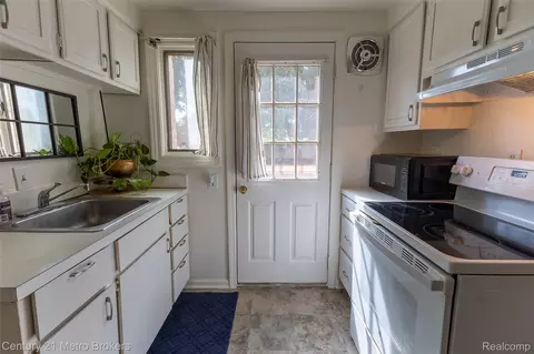 Kitchen - 1984 Graefield Rd, Birmingham, MI 48009 photo 3 of 3