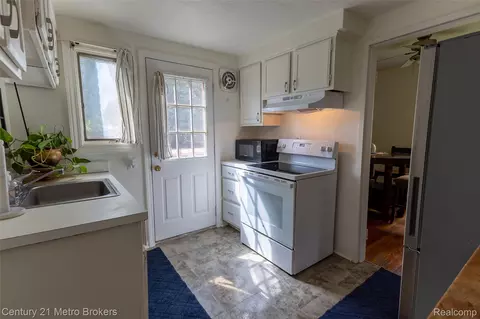 Kitchen - 1984 Graefield Rd, Birmingham, MI 48009 photo 2 of 3