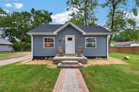 691 E Tennyson Ave, Pontiac, MI 48340