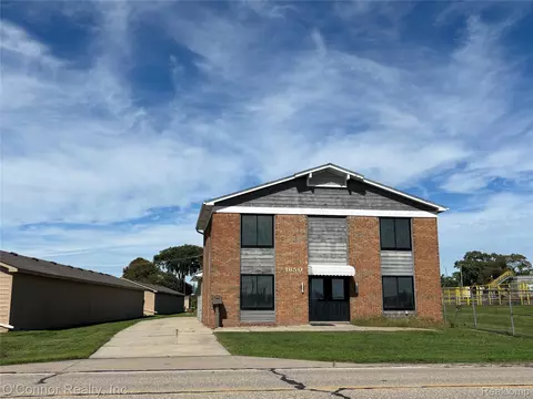 1650 River Rd, Marysville, MI 48040