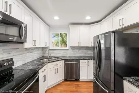 Kitchen - 2838 Roundtree Dr, Troy, MI 48083 photo 5 of 8