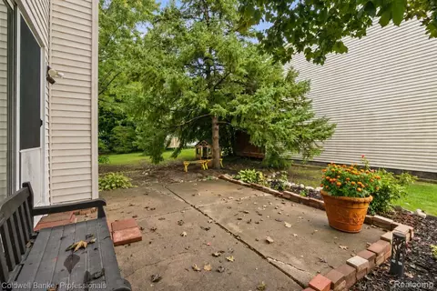 Exterior - 2838 Roundtree Dr, Troy, MI 48083 photo 5 of 7