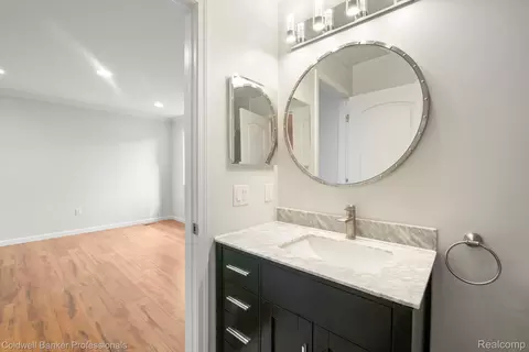 Bath - 2838 Roundtree Dr, Troy, MI 48083 photo 3 of 3