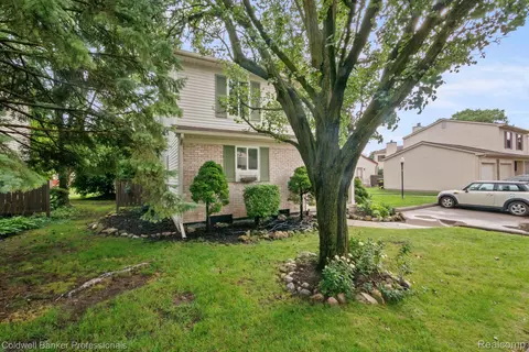 Exterior - 2838 Roundtree Dr, Troy, MI 48083 photo 3 of 7