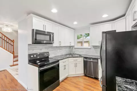 Kitchen - 2838 Roundtree Dr, Troy, MI 48083 photo 4 of 8