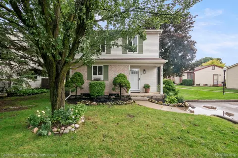 Exterior - 2838 Roundtree Dr, Troy, MI 48083 photo 2 of 7