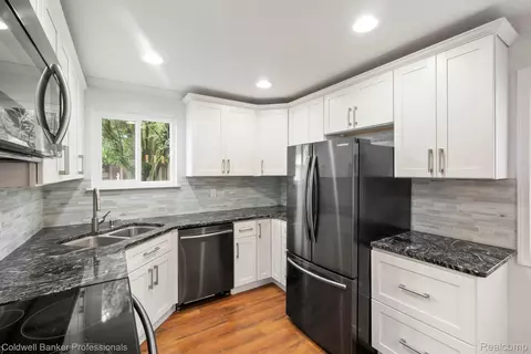 Kitchen - 2838 Roundtree Dr, Troy, MI 48083 photo 6 of 8