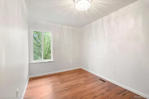 Bedroom - 2838 Roundtree Dr, Troy, MI 48083 photo 6 of 8