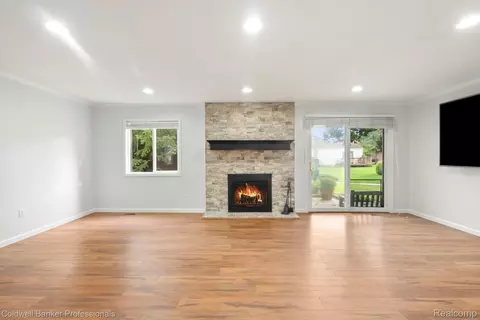Living - 2838 Roundtree Dr, Troy, MI 48083 photo 2 of 8