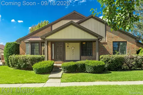 178 Meadow Lane Cir, Rochester Hills, MI 48307