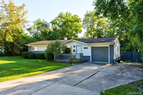 30110 Fairfax St, Southfield, MI 48076