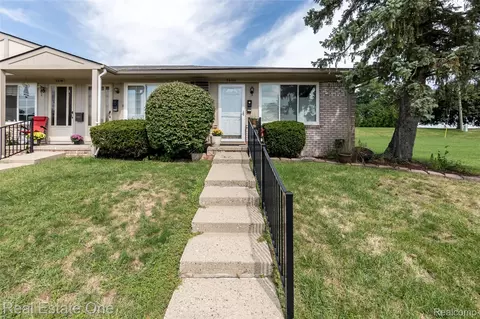 25142 Franklin Ter #8, South Lyon, MI 48178