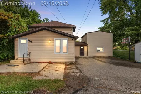 2189 Willow Beach St, Keego Harbor, MI 48320