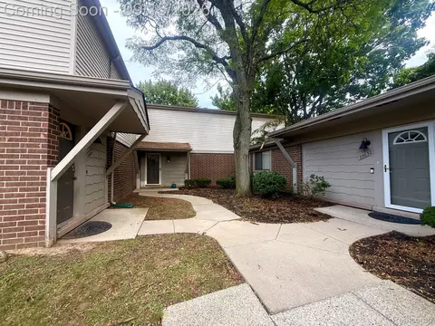 29638 Farmbrook Villa Ct, Southfield, MI 48034