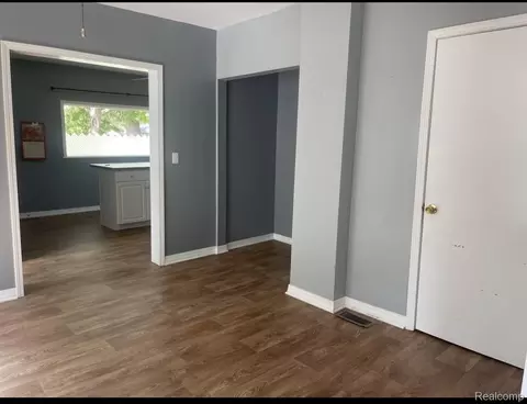 Entry Way - 406 S Elm Ave, Jackson, MI 49203 photo 1 of 4