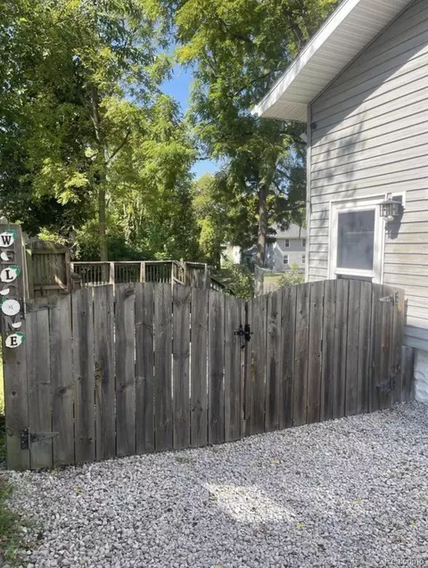 Exterior - 406 S Elm Ave, Jackson, MI 49203 photo 1 of 3