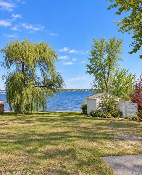 1711 E Lake Dr, Novi, MI 48377
