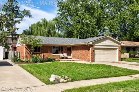 9035 Houghton St, Livonia, MI 48150