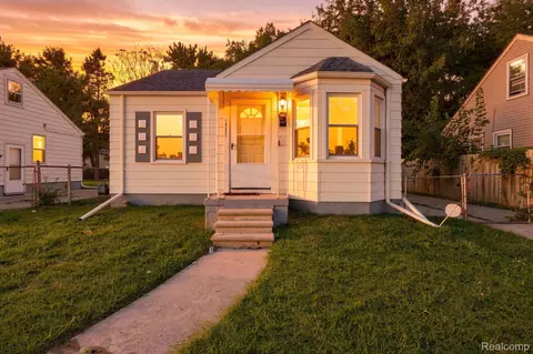 19331 Kenosha St, Harper Woods, MI 48225