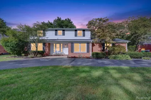 29653 Club House Ln, Farmington Hills, MI 48334