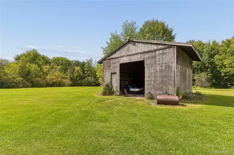 Exterior - 3140 Eugene St, Burton, MI 48519 photo 4 of 5