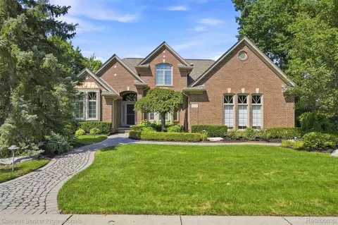 3751 Lake Forest Dr, Sterling Heights, MI 48314