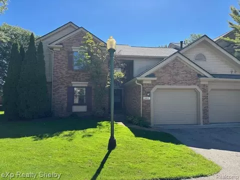 29823 Indian Trl #105, Farmington Hills, MI 48331