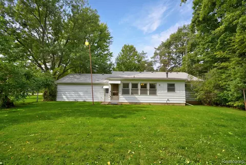 Exterior - 2003 Mackinaw Dr, Davison, MI 48423 photo 4 of 7