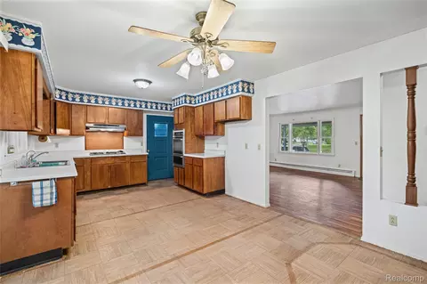 Kitchen - 2003 Mackinaw Dr, Davison, MI 48423 photo 2 of 4