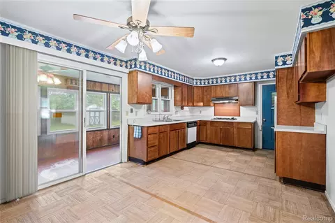 Kitchen - 2003 Mackinaw Dr, Davison, MI 48423 photo 3 of 4