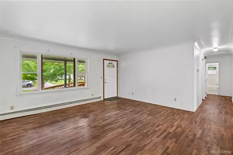 Living - 2003 Mackinaw Dr, Davison, MI 48423 photo 3 of 4