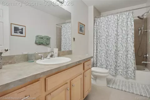 Bath - 731 E Bluff Ct, Rochester Hills, MI 48307 photo 5 of 6