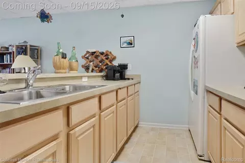 Kitchen - 731 E Bluff Ct, Rochester Hills, MI 48307 photo 3 of 3
