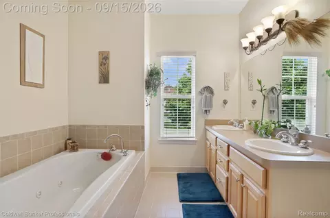 Bath - 731 E Bluff Ct, Rochester Hills, MI 48307 photo 3 of 6