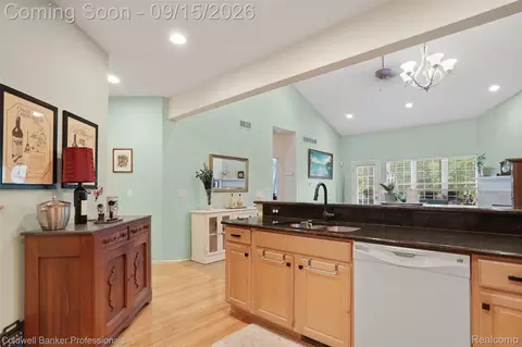 Kitchen - 731 E Bluff Ct, Rochester Hills, MI 48307 photo 2 of 3