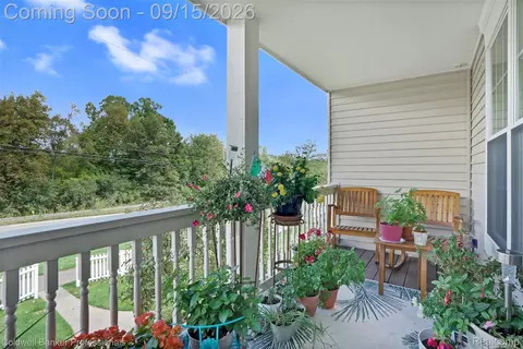 Exterior - 731 E Bluff Ct, Rochester Hills, MI 48307 photo 3 of 4