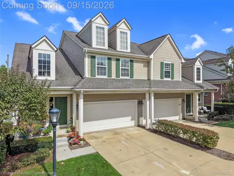 Exterior - 731 E Bluff Ct, Rochester Hills, MI 48307 photo 2 of 4