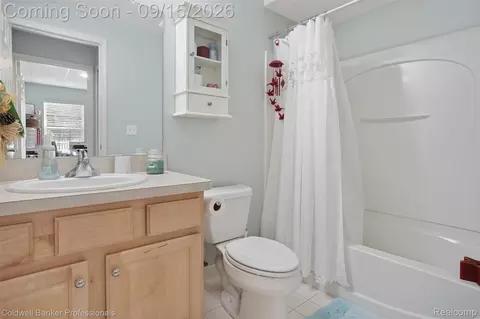Bath - 731 E Bluff Ct, Rochester Hills, MI 48307 photo 6 of 6