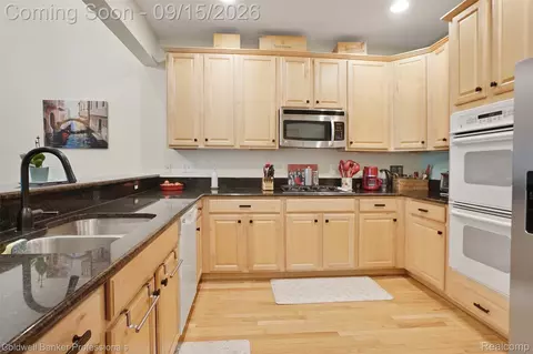 Kitchen - 731 E Bluff Ct, Rochester Hills, MI 48307 photo 1 of 3