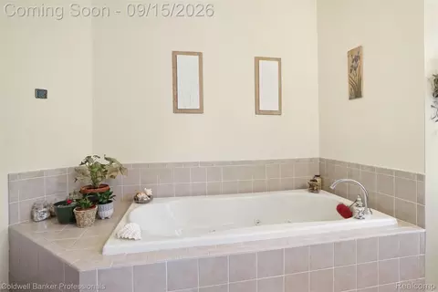 Bath - 731 E Bluff Ct, Rochester Hills, MI 48307 photo 2 of 6