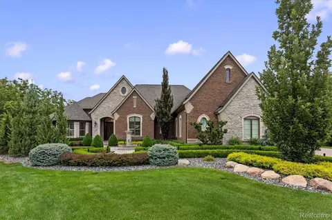 2475 Creekside Ct, Oakland, MI 48306