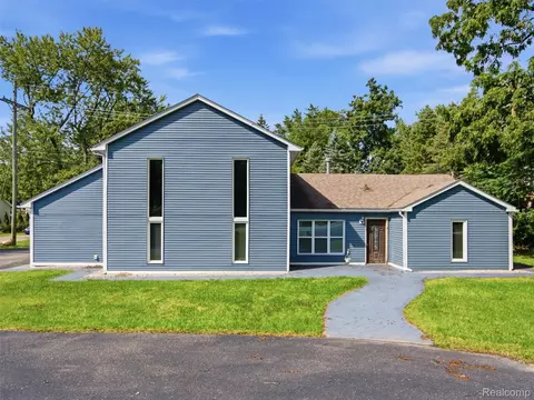 3700 Green Lake Rd, West Bloomfield, MI 48324