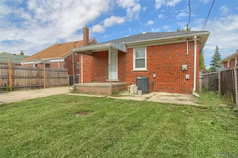 Exterior - 17084 Stricker Ave, Eastpointe, MI 48021 photo 2 of 4