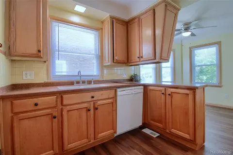 Kitchen - 17084 Stricker Ave, Eastpointe, MI 48021 photo 4 of 4