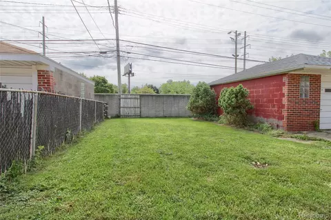Exterior - 17084 Stricker Ave, Eastpointe, MI 48021 photo 4 of 4