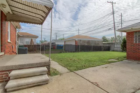 Exterior - 17084 Stricker Ave, Eastpointe, MI 48021 photo 3 of 4